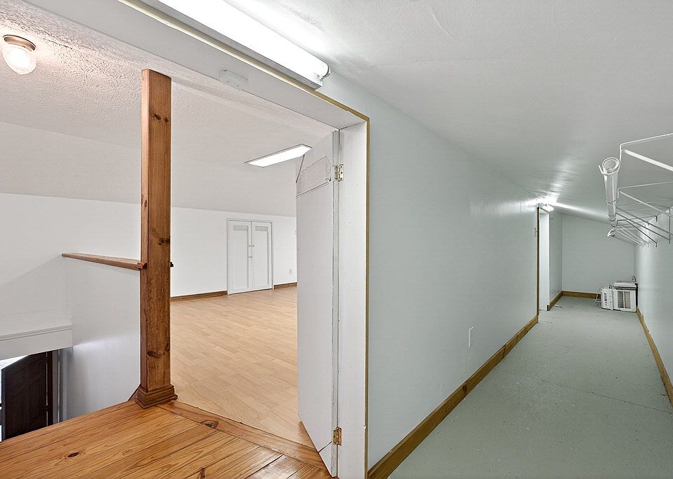 52nd image of 1263 Ridge Rd W