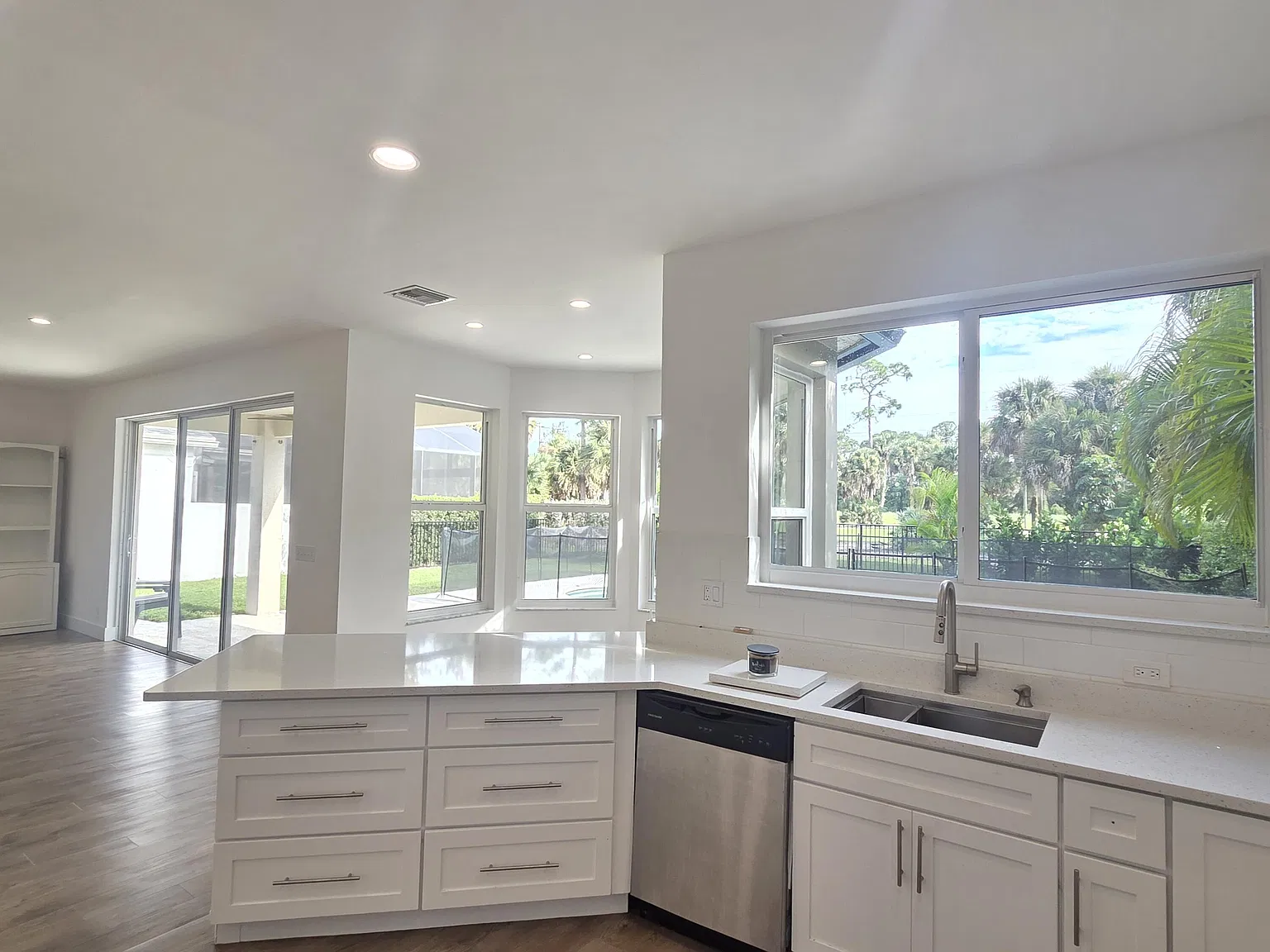 4 bed, 2.5 bath, 3247 sqft, $4,787 — Photo 4