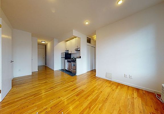 2nd image of 240 Waverly Pl APT 25