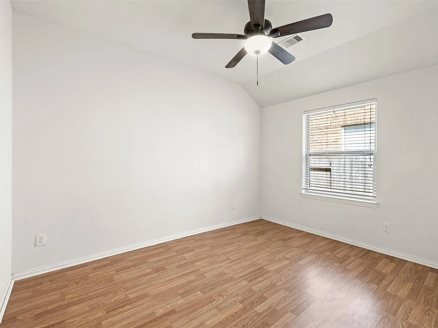 3 bed, 2.0 bath, 1846 sqft, $2,050 — Photo 3