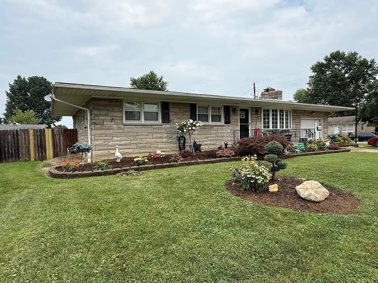 3 bed, 2552 sqft, $2,100 — Photo 2