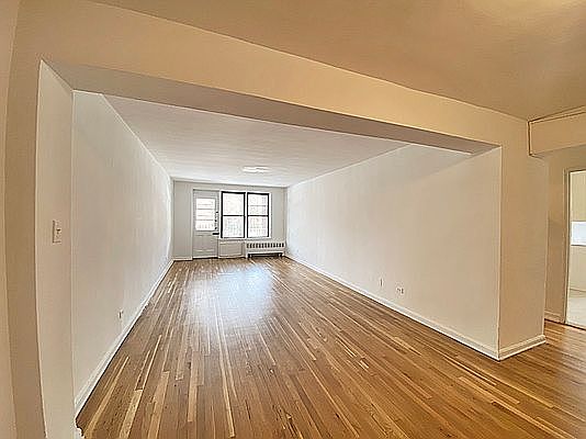 3rd image of 3950 Blackstone Ave APT 1V
