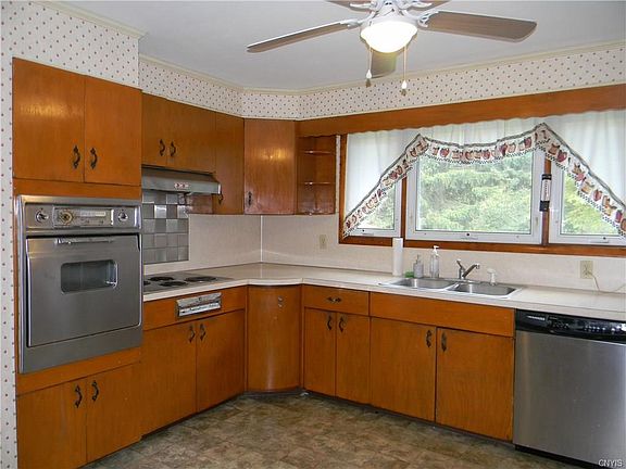 5th image of 6 Sheridan Dr