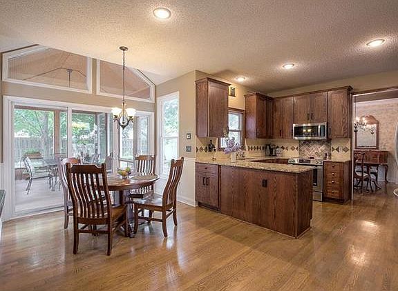 3rd image of 15216 Outlook St