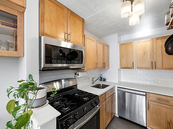 4th image of 300 Cathedral Pkwy #6H