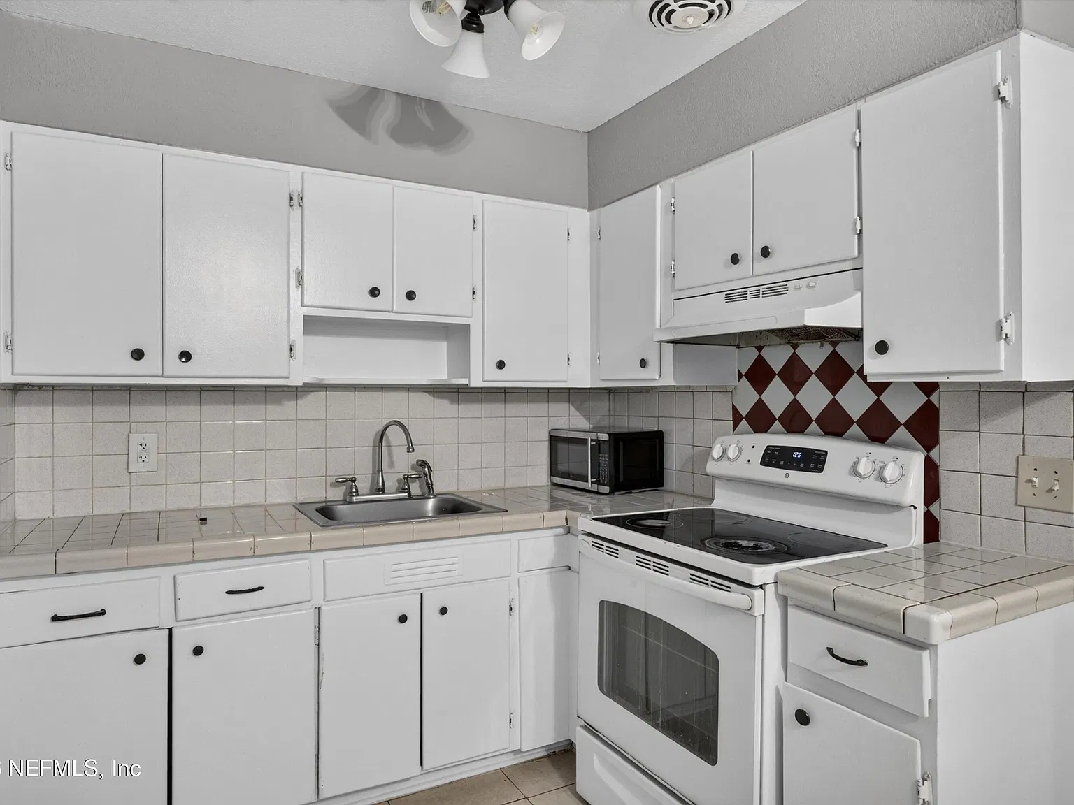 3 bed, 1.0 bath, 850 sqft, $1,350 — Photo 2