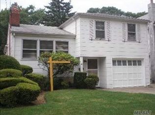 85 Stevenson St, Lynbrook, NY 11563