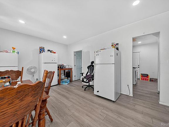 3rd image of 5070 Vancouver St