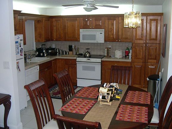 Spacious Kitchen w/Dining Area