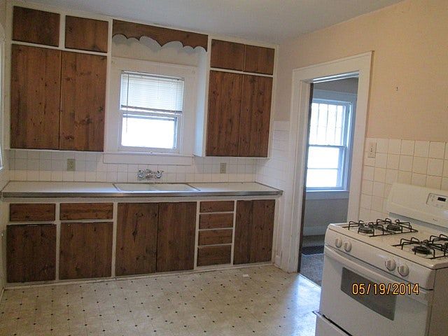 2nd image of 1424 W 4th St