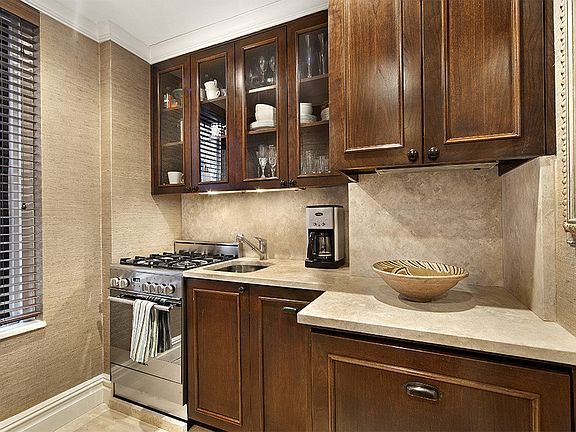 2nd image of 135 W 58th St APT 9B
