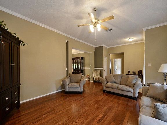 4th image of 202 Meadow Woods Dr
