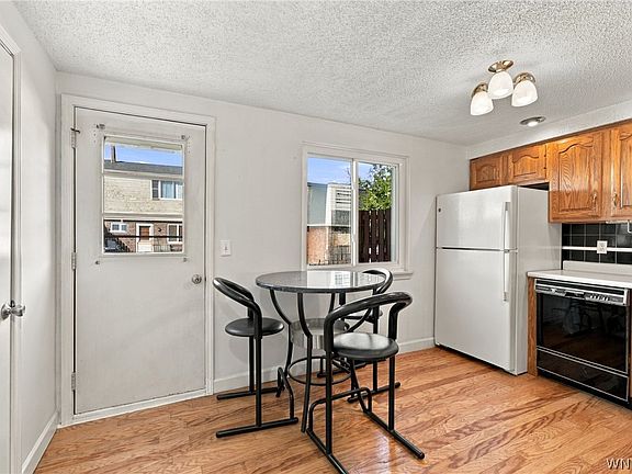 5th image of 28 Stoneledge Ct
