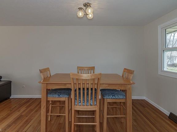 3rd image of 36479 Valleyview Dr