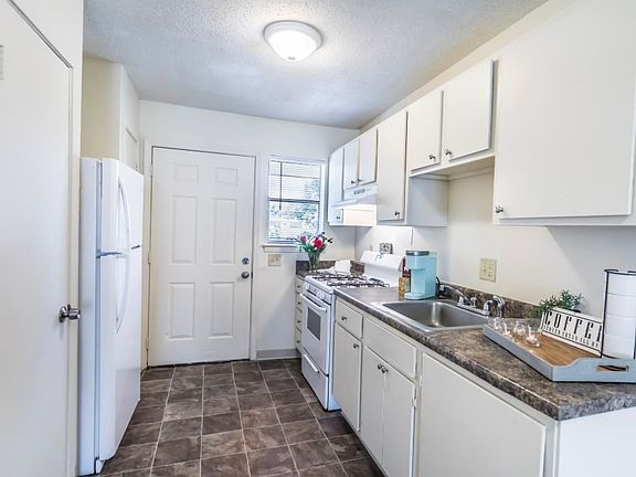 Well appointed kitchen with appliances