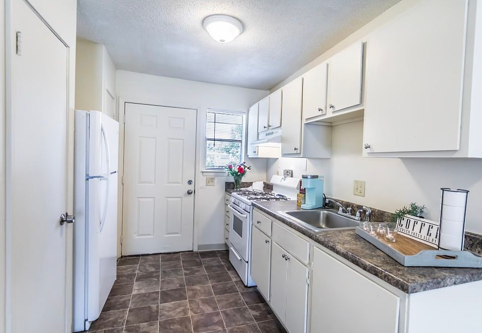 Well appointed kitchen with appliances