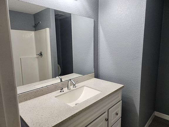 5th image of 202 Oak Lane Cir
