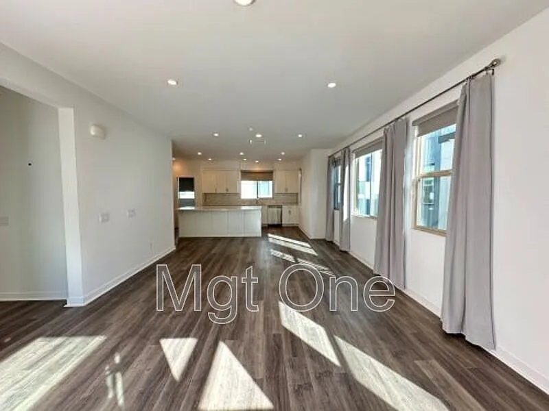 3 bed, 3.5 bath, 1838 sqft, $4,950 — Photo 4