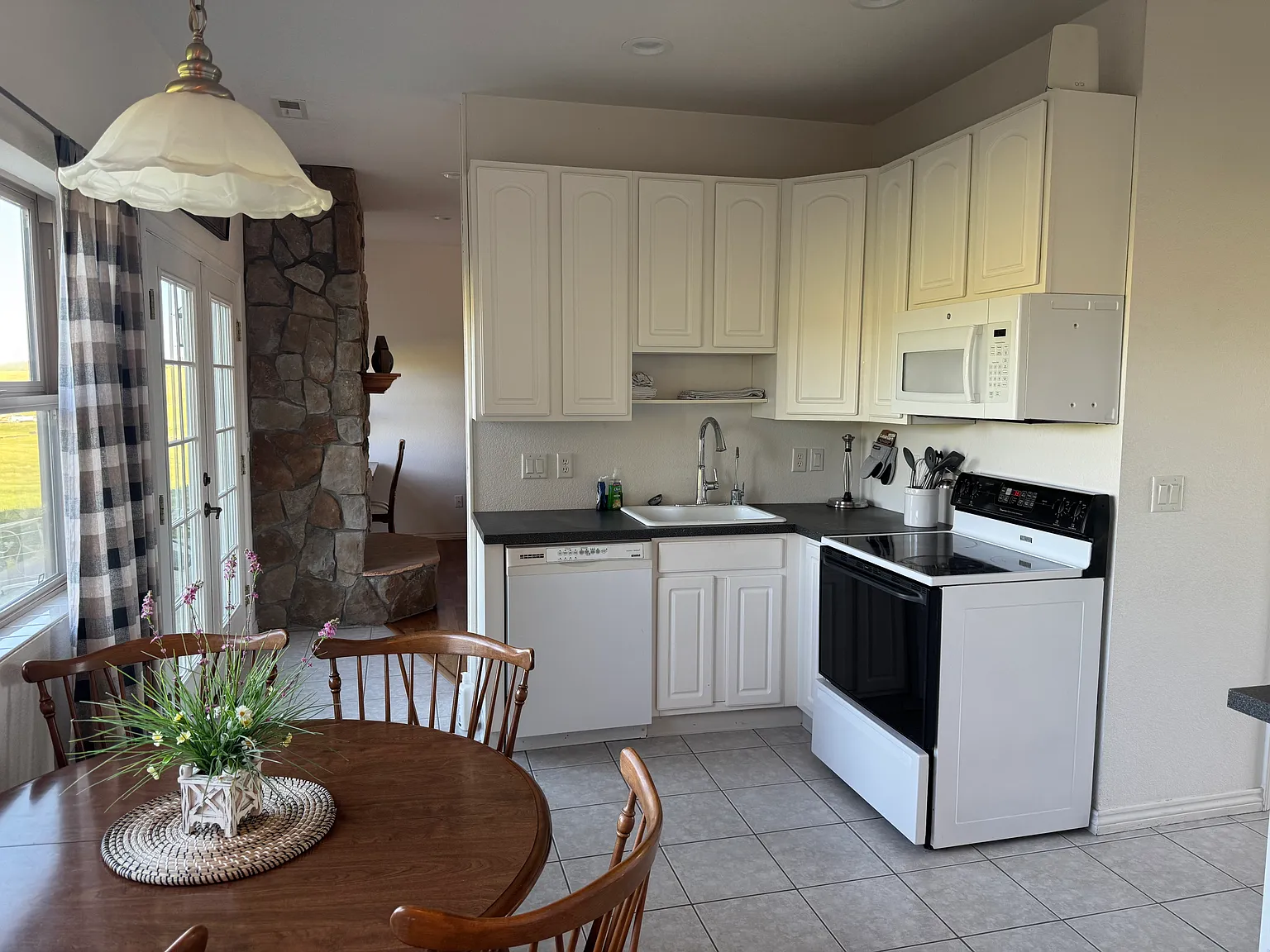2 bed, 1.5 bath, 1200 sqft, $2,100 — Photo 3