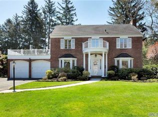 16 Hilltop Dr, Manhasset, NY 11030