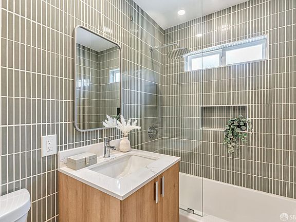 3rd image of 115 Gladeview Way