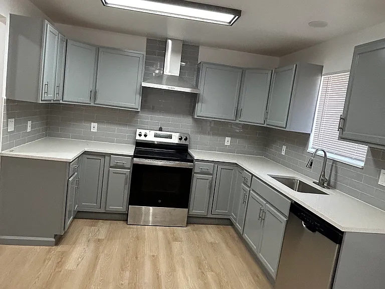 904 Ridge Dr — Photo 2