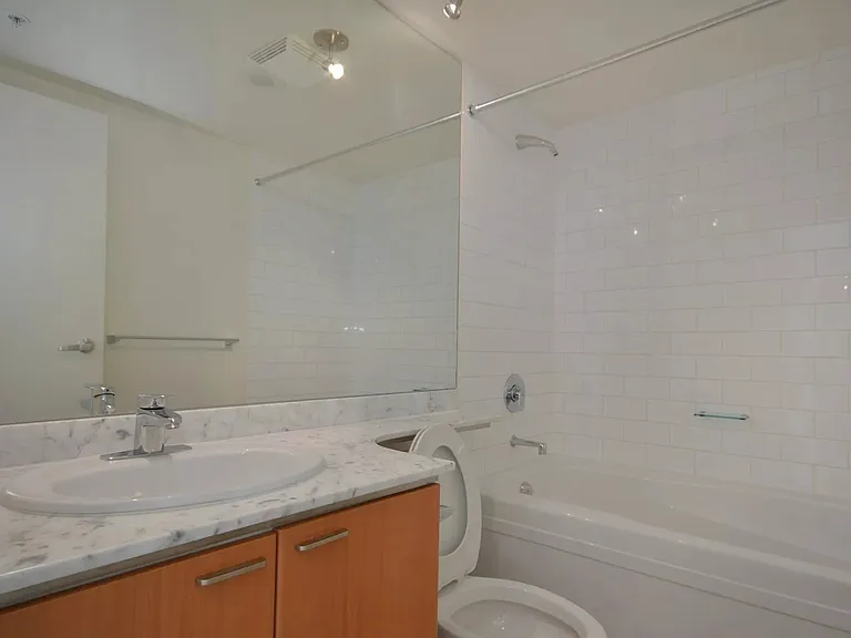 1288 Georgia St W — Photo 9