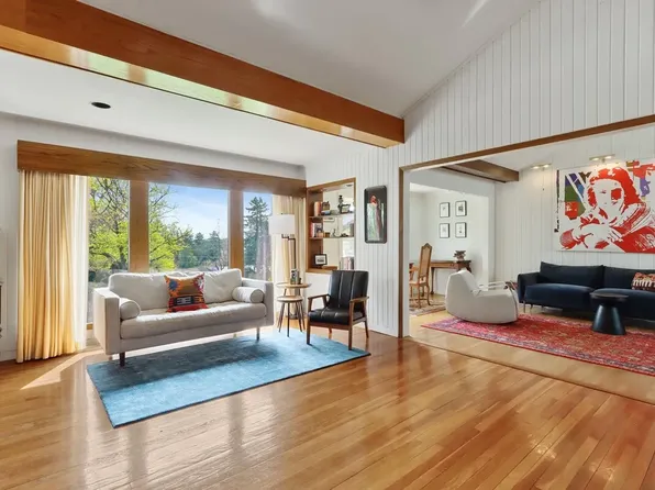 222 Ridge Rd, Lake Geneva, WI 53147