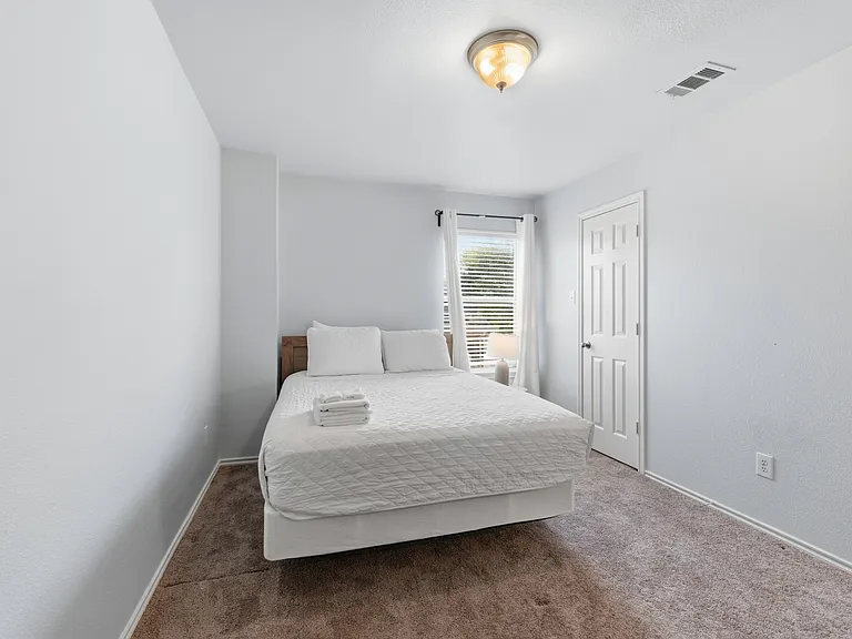704 San Antonio Trl — Photo 32
