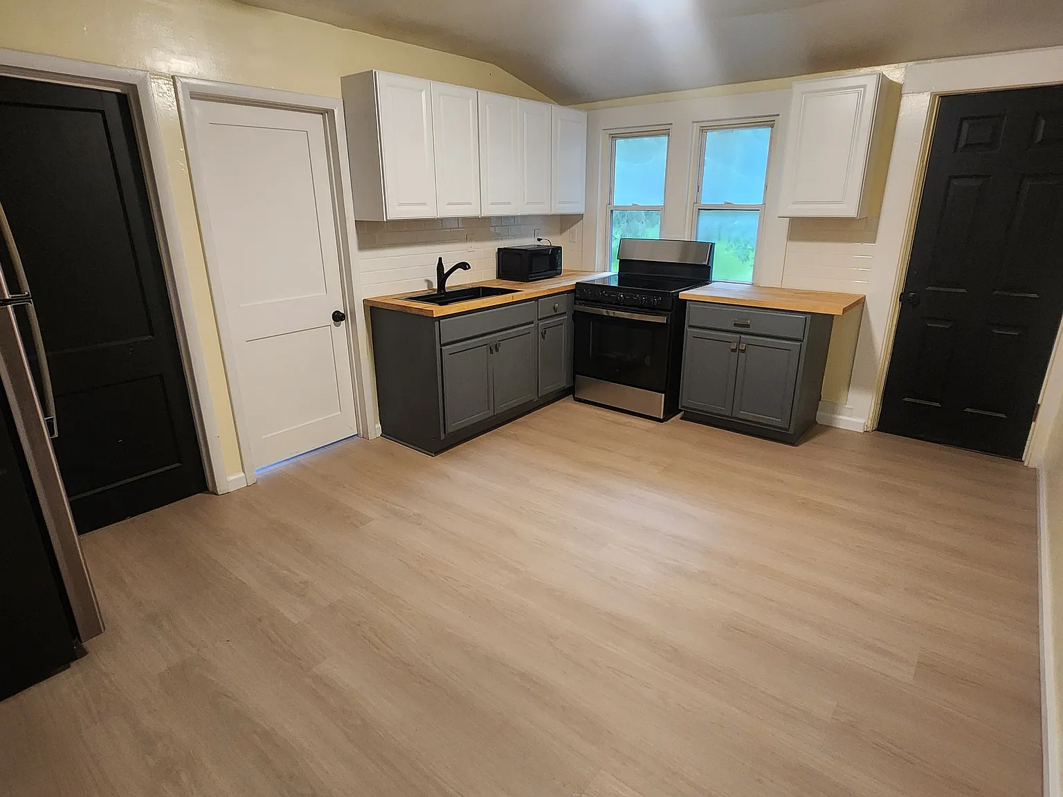 3 bed, 1100 sqft, $1,700 — Photo 1