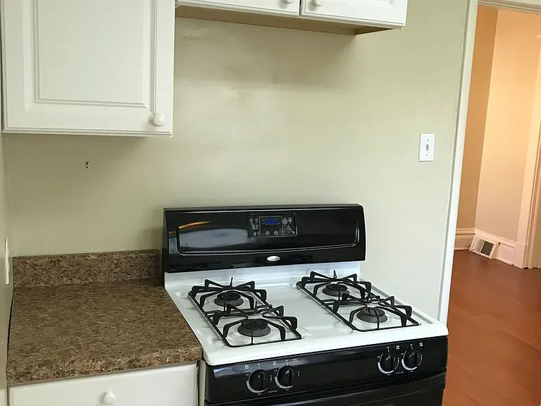 208 E Walnut St — Photo 4