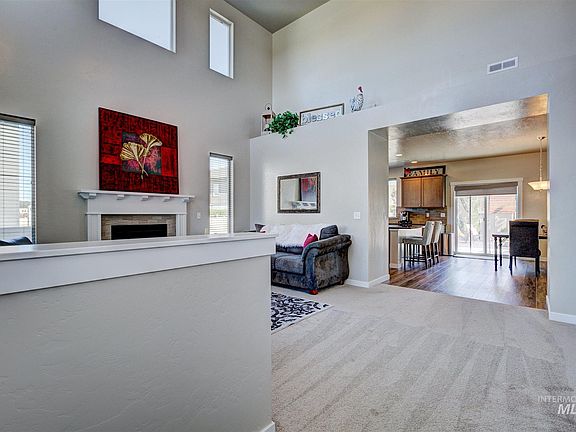 4th image of 1036 W Flower Garden St