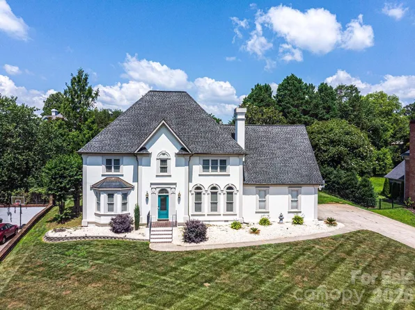 4215 3rd St NW, Hickory, NC 28601