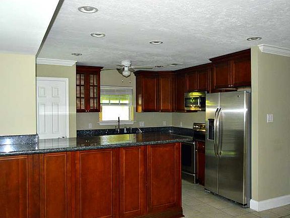 5th image of 203 Surrey Dr