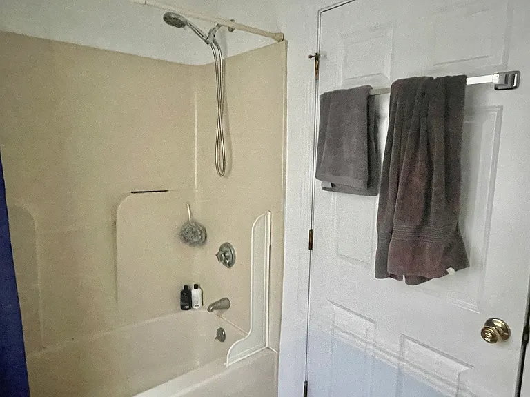 24 Lawn St — Photo 9