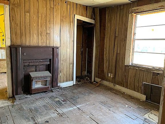 3rd image of 9004 Wall St