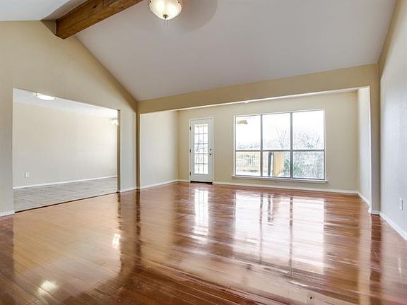 2nd image of 106 Greenoaks Cir