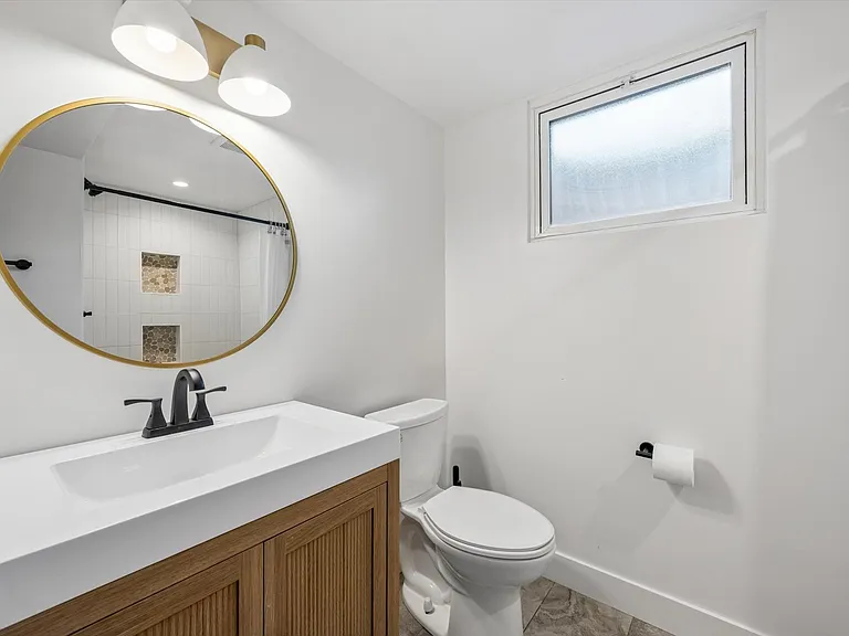 basement bath w shower