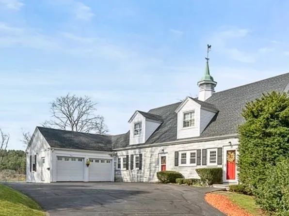 76 Fellsview Rd, Stoneham, MA 02180