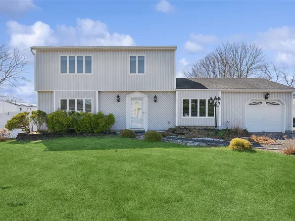 18 Sprat Street, Medford, NY 11763