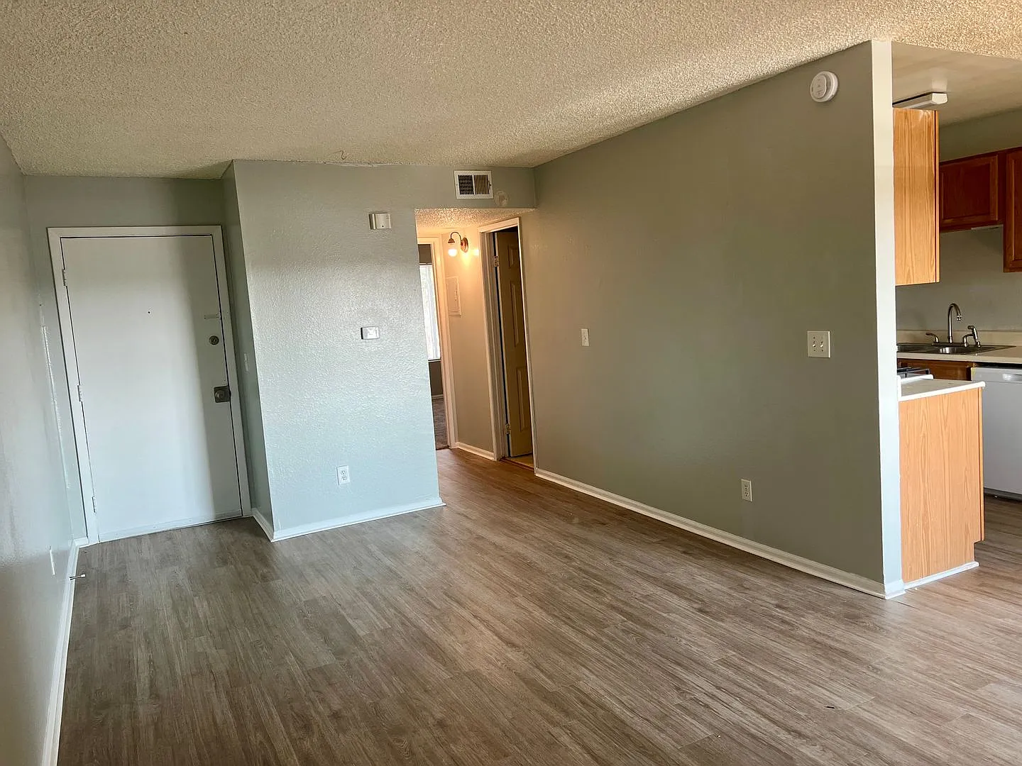 1 Bed, 1 Bath Top Floor Condo Available in High Hollows! — Photo 1