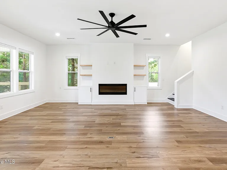213 Myrtle Ave — Photo 11