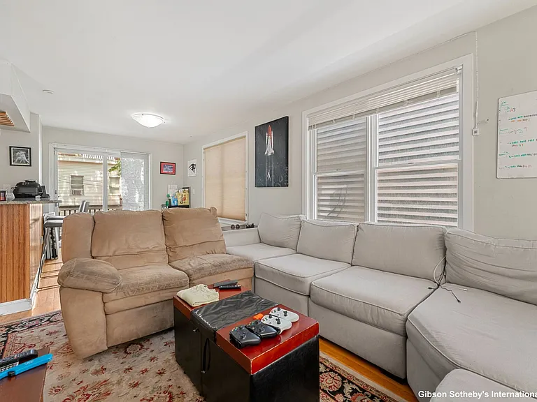 304 W 3rd St — Photo 30