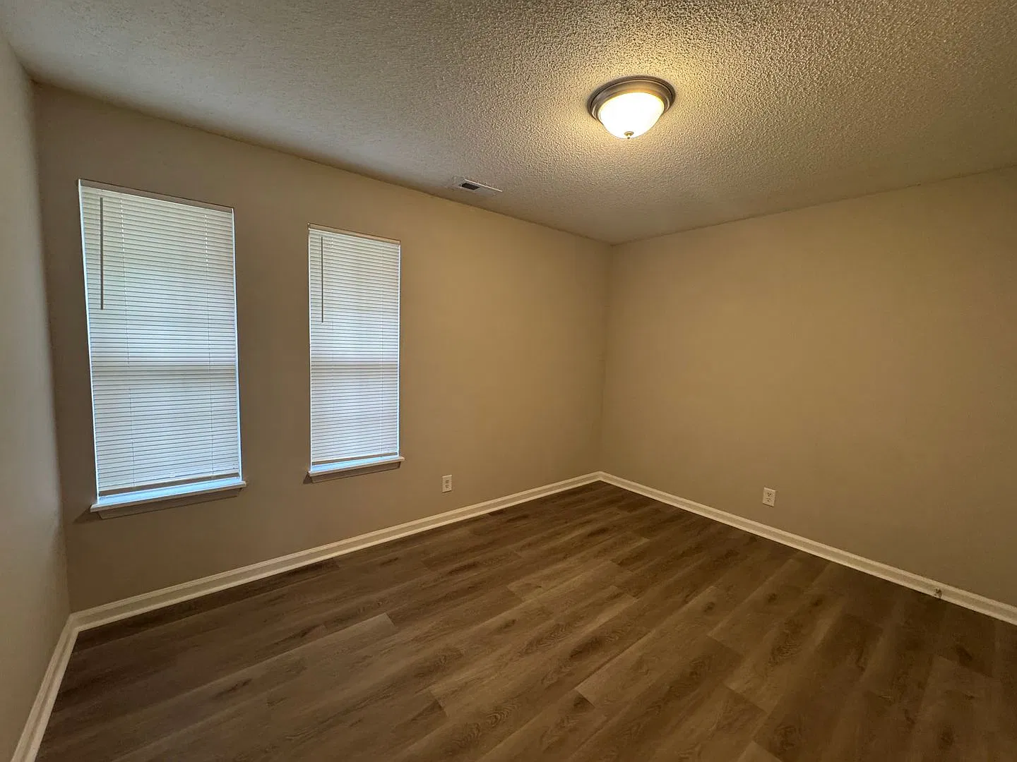 Raynor Street 622 — Photo 3