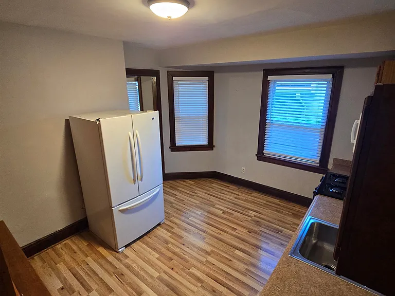 16 Wellesley St #4 — Photo 10