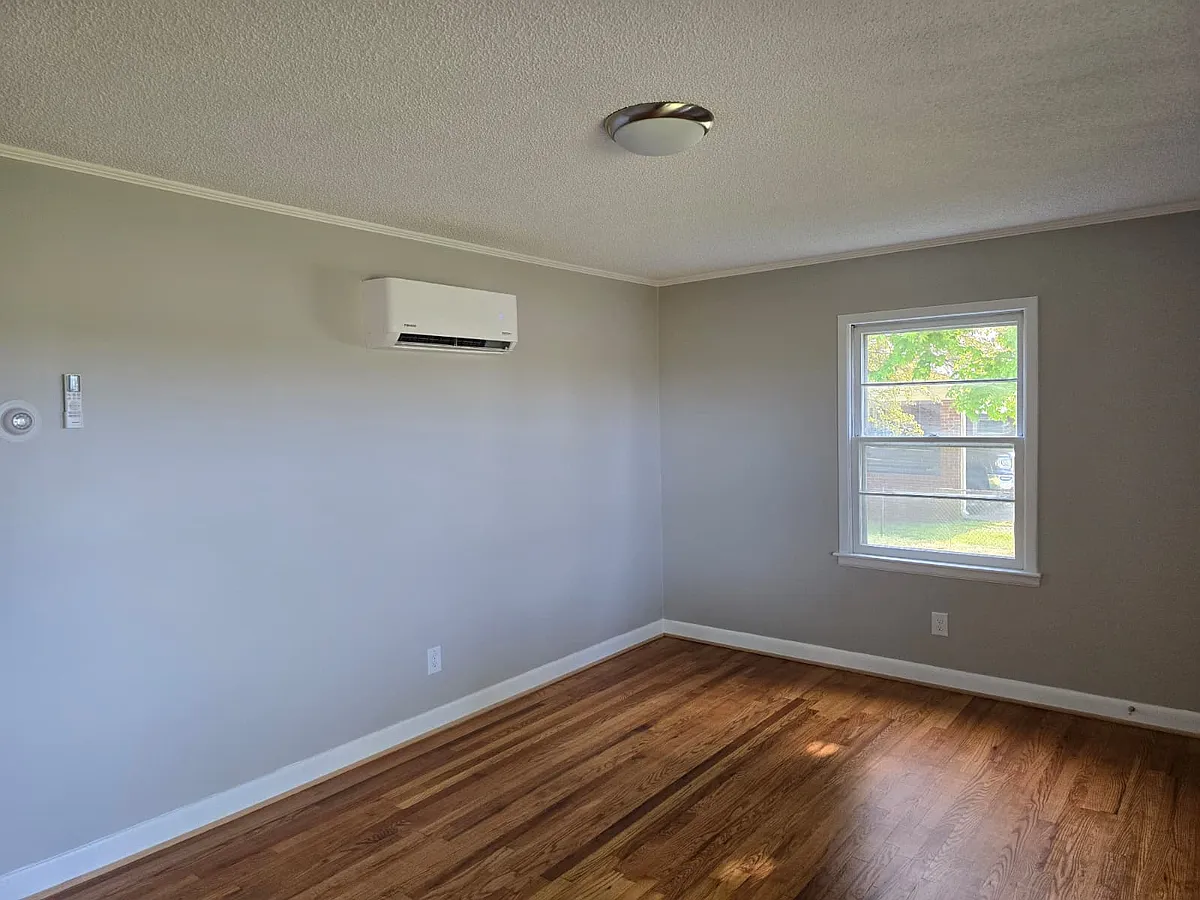 Living room - 1001 E Haggard Ave