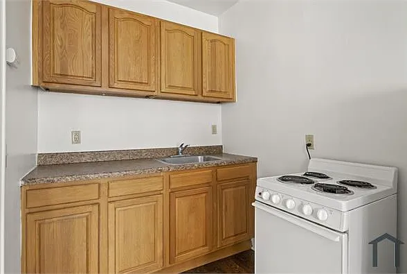 325 Alexander St — Photo 4