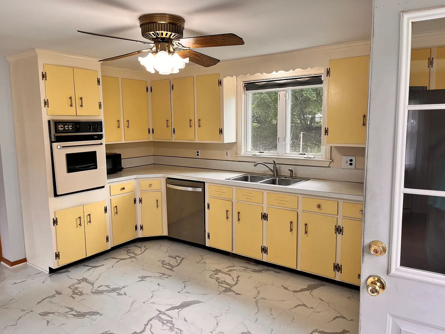 4 bed, 1992 sqft, $4,000 — Photo 4
