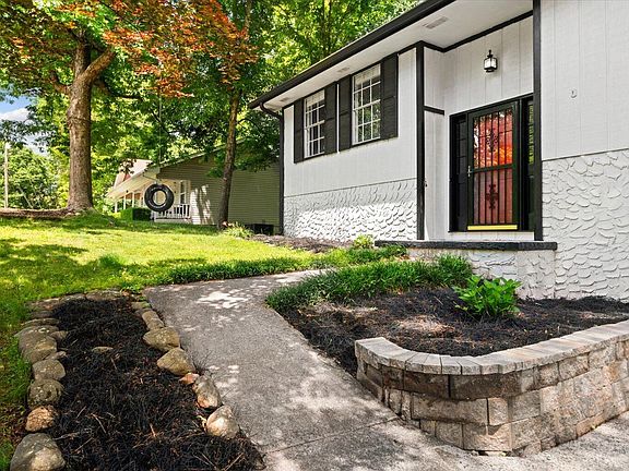 2nd image of 604 Pine Oaks Dr