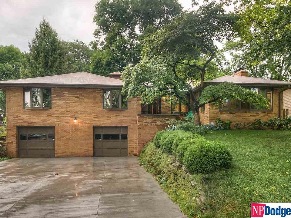 1st image of 824 Parkwood Ln